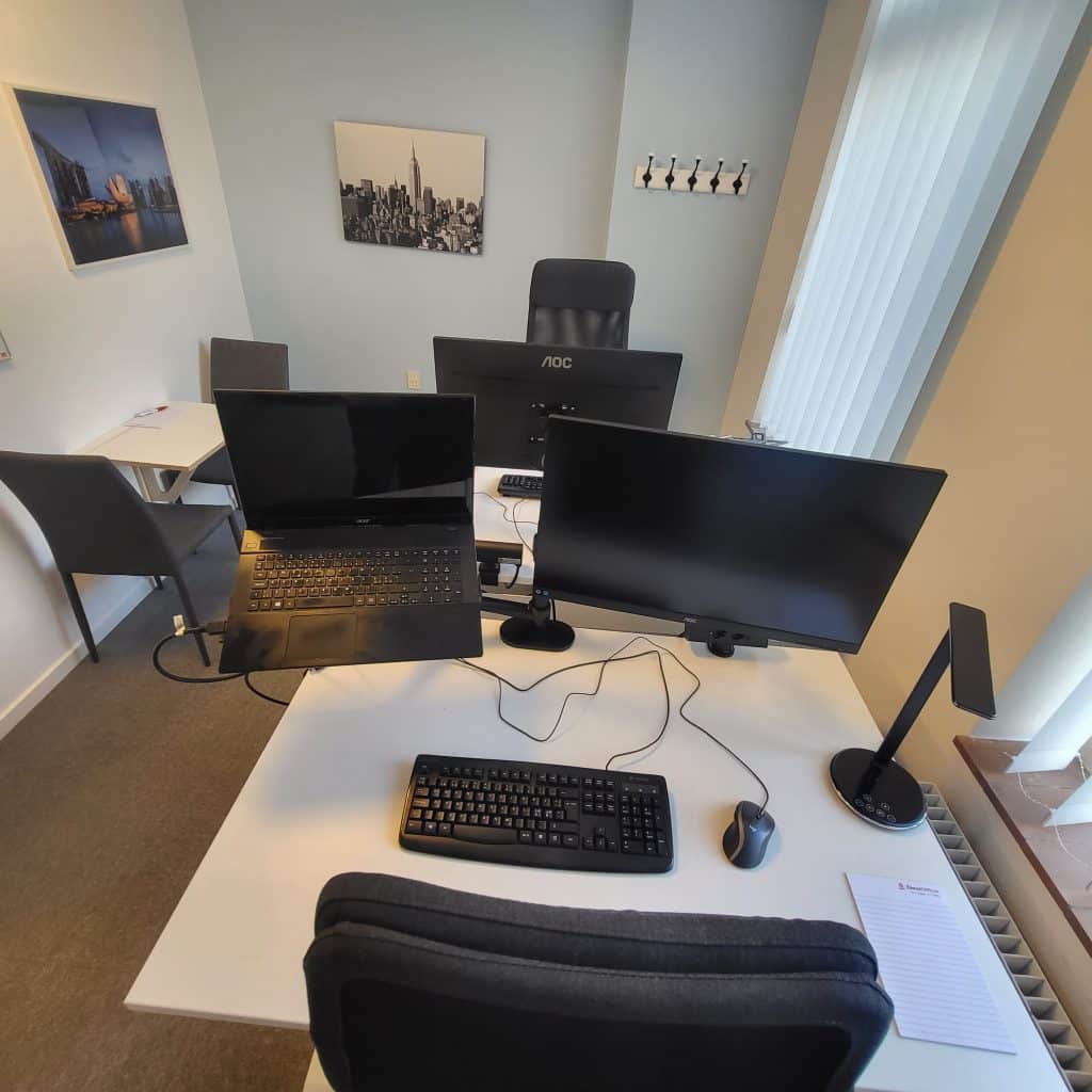 Arbejdsplads med skærm og plads til bærbar computer