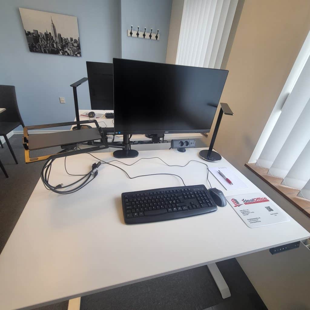 Arbejdsplads med skærm og plads til bærbar computer